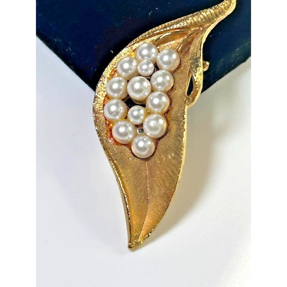 Vintage Gold Tone Leaf Brooch Pin Faux Pearl Mid-Century Style Elegant Jewelry